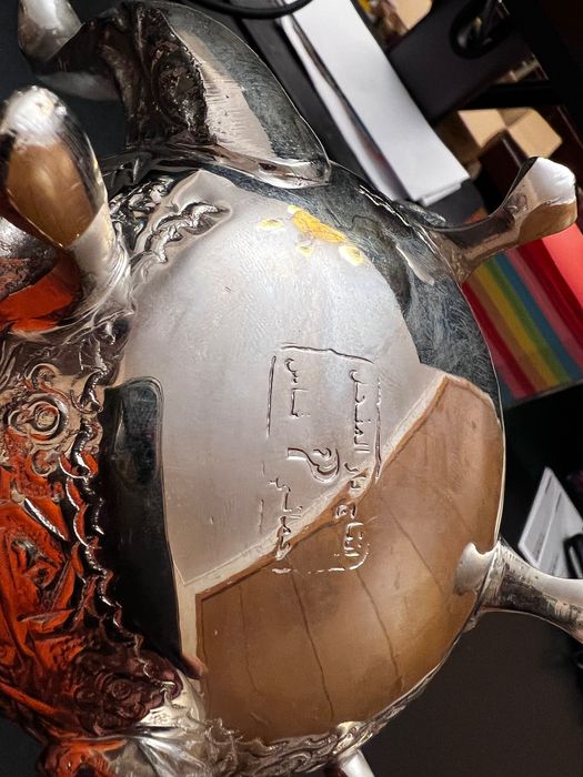 Bule metálico muito bonito