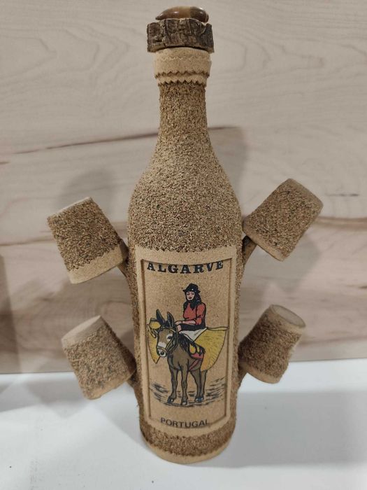 Garrafa com copos  e Tabua queijos