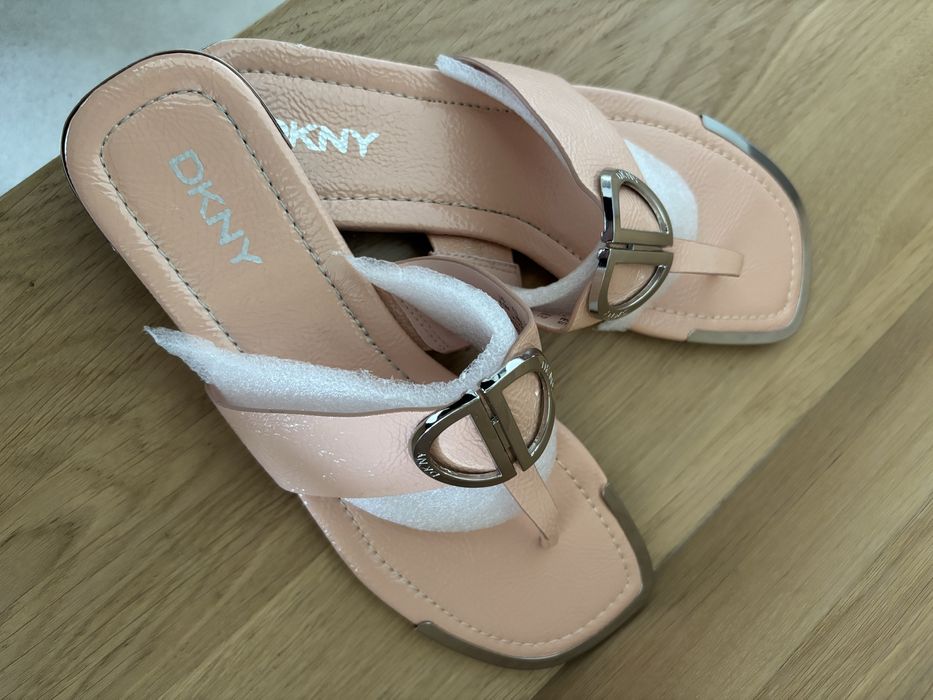 Nowe klapki DKNY