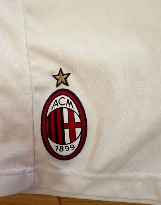 Шорти — це Puma AC Milan 2024-25 Home Shorts для дітей на 13-14 років