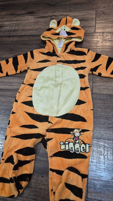 010 R pajacyk nr 4 tygrysek kubuś puchatek rozmiar 74 tj. 9 miesięcy