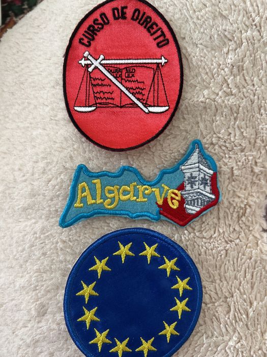 Vendo emblemas capa de traje universitario