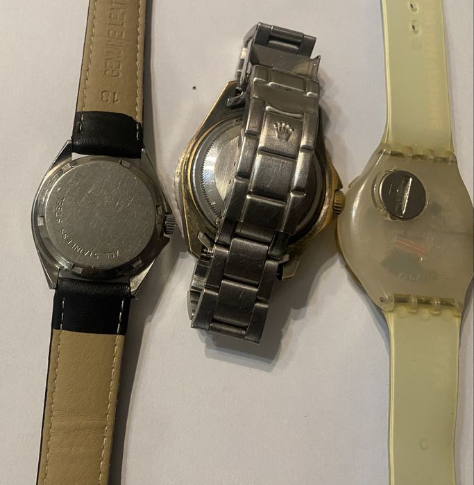 Três  relógios de pulso.