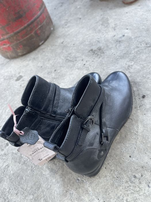 чёрные кожаные ботильоны относятся к коллекции Sole Comfort от бренда