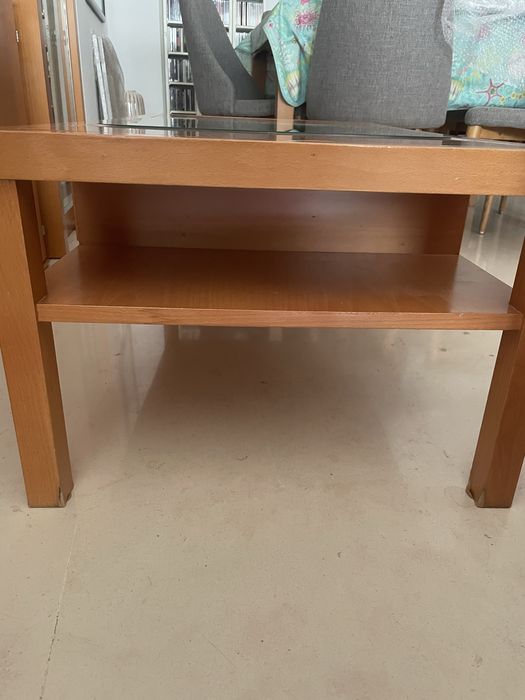 Mesa de centro em tom madeira