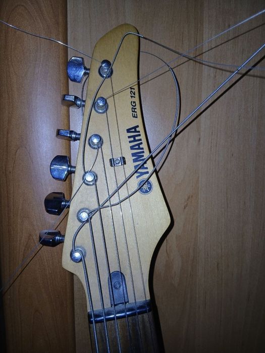 Електрогітара Yamaha ERG 121
