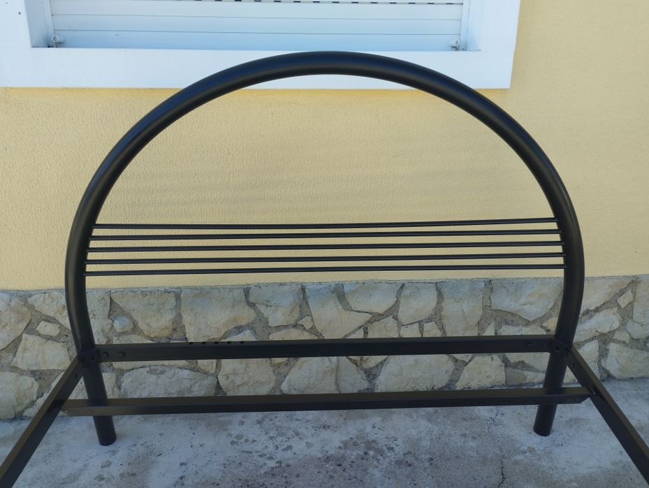 Cama de casal em ferro