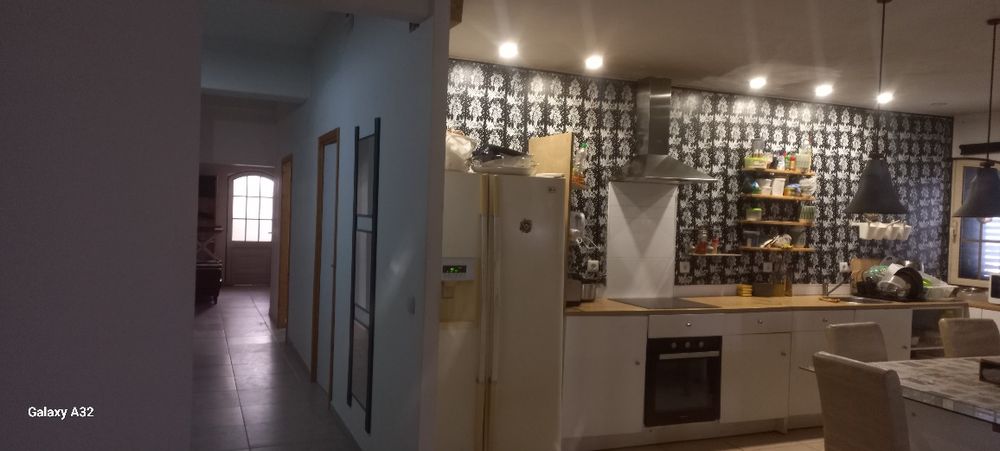 Quartos com casa de banho privada  , cozinha com todos os electrodomésticos  , 290 € com tudo incluido agua luz e net