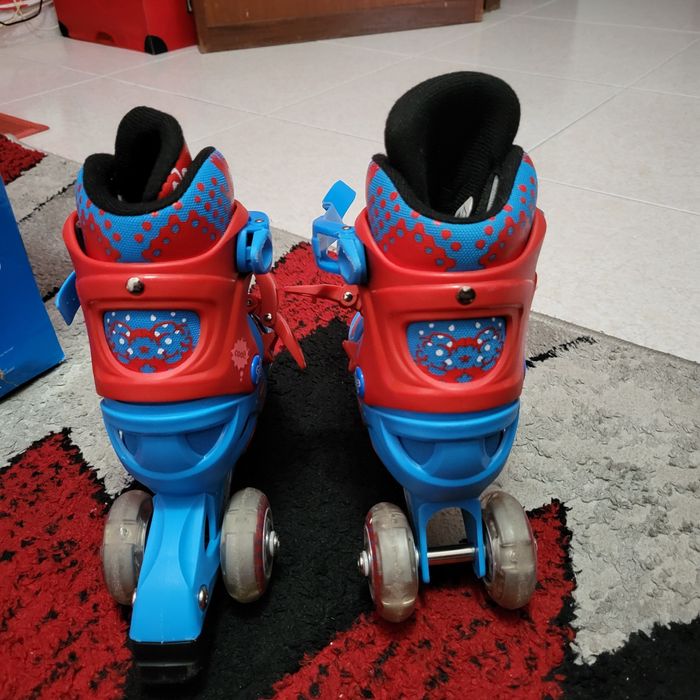 Patins de criança mais capacete e protecao