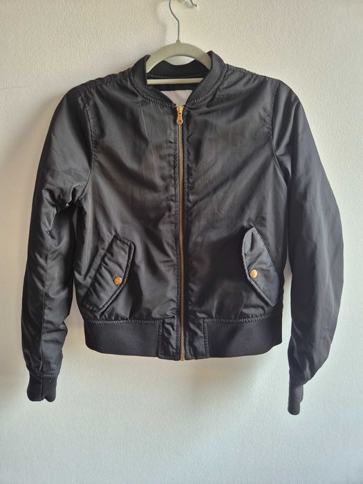 Czarna kurtka bomberka Pull & Bear S miedziane elementy