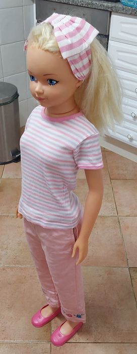 BONECA GRANDE E ANTIGA,RESISTENTE.Casa,Decoração,Colecção,Sala,Quarto.