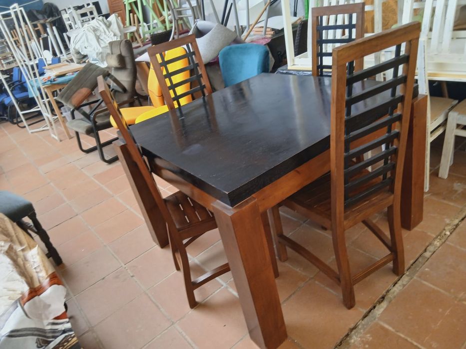 Conjunto de mesa e cadeiras