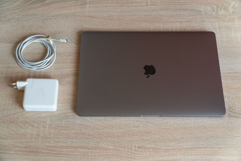 MacBook Pro 16" 2019 Touch Bar 32gb ram, 1TB, Intel i9 2.4 ghz,