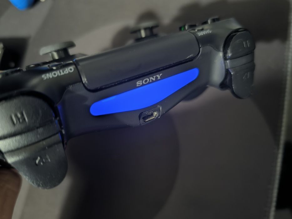Consola PS4 com comando