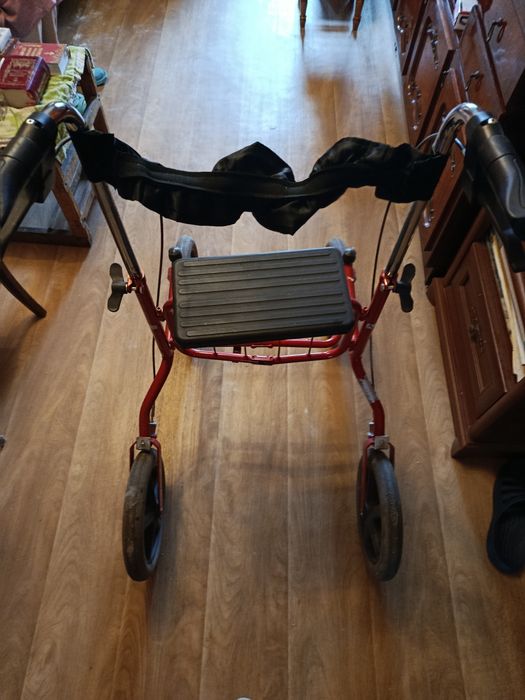 Каталка-ходунки для літних людей