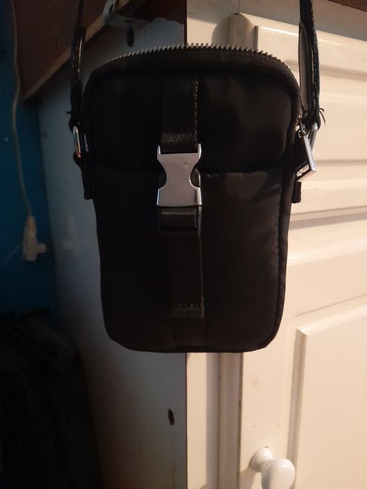 Pochete preta para telemóvel e carteira