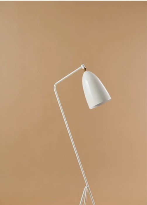 GUBI Gräshoppa floor lamp, white