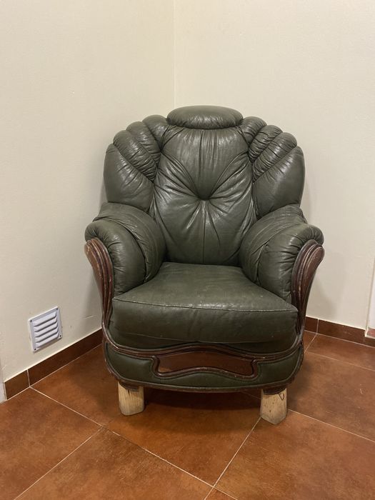 Cadeirão grande antigo em pele verde