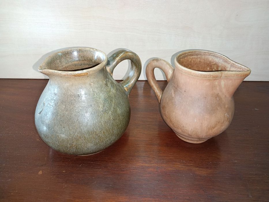 Par de canecas vintage em barro vidrado, com 12cm altura.
Perfeito est