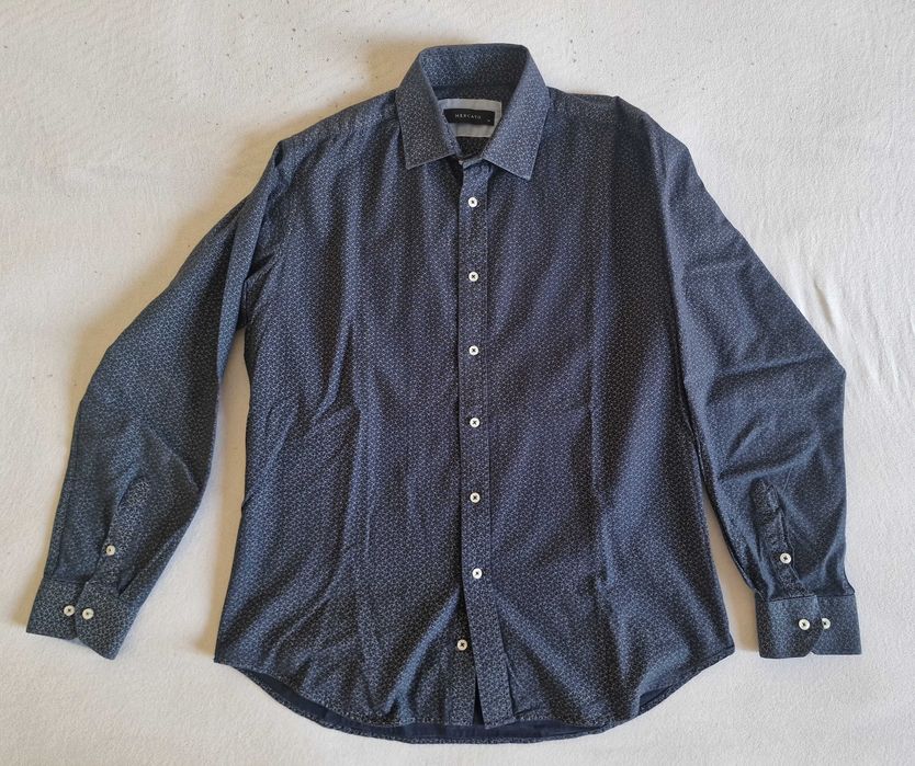 Camisa azul escura de manga comprida