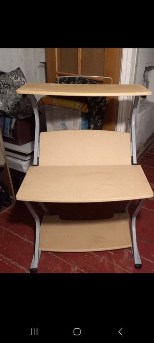 Продам два стола компьюторный  ,маникюрный