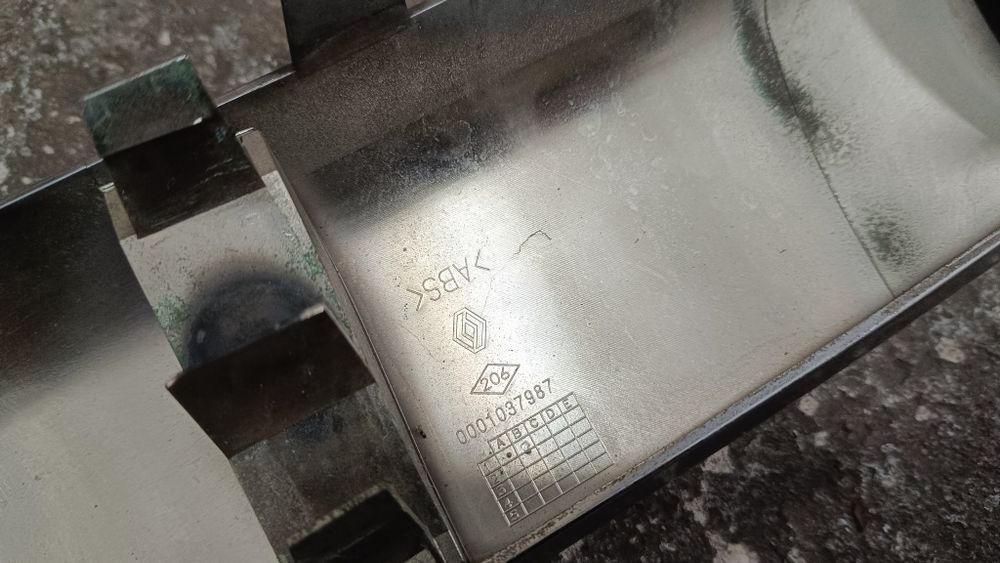 Grill OPEL MOVANO  znaczek chrom oryginał