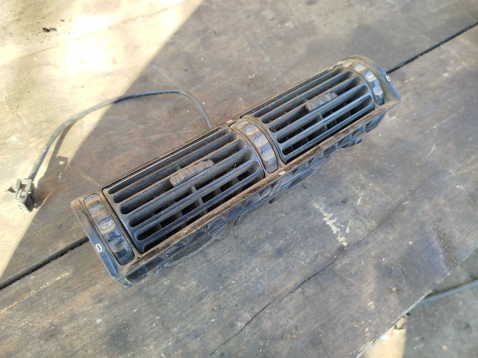 Дефлектор повітря центральний BMW E34 БМВ