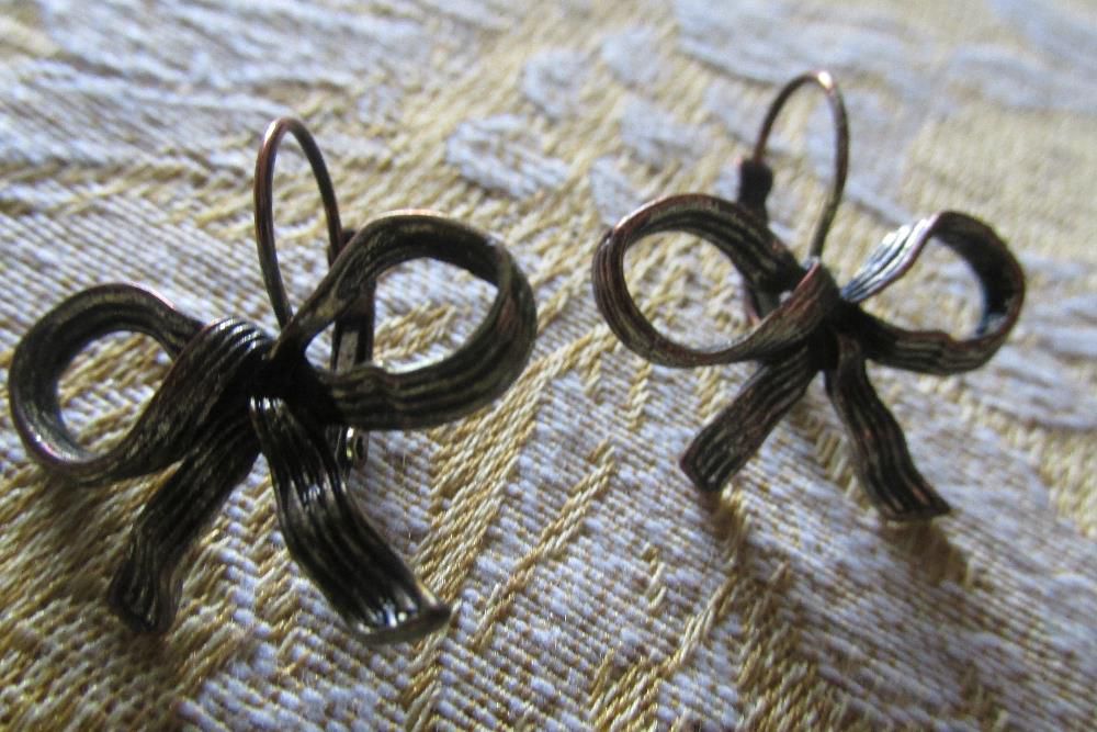 Brincos em laço dourados