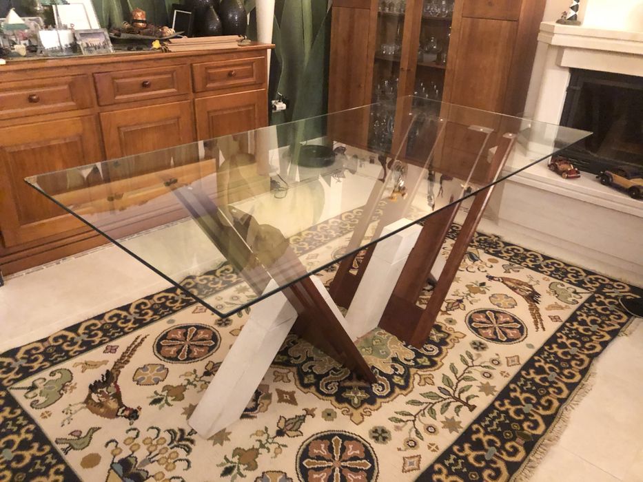 Mesa de sala em madeira e pedra com tampo de vidri