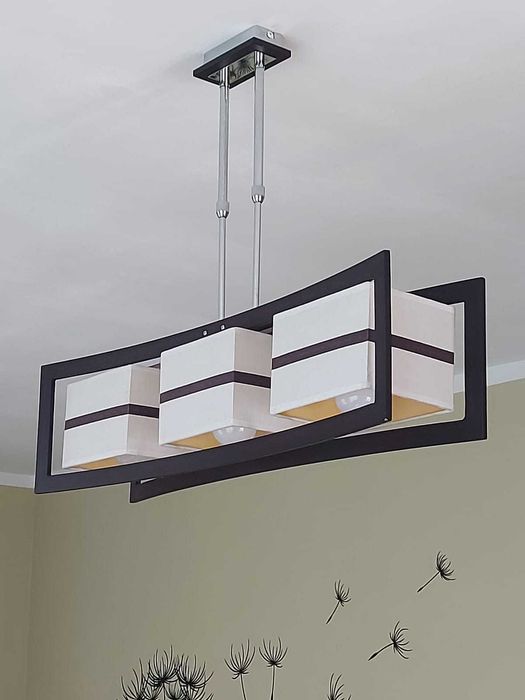 Lampa sufitowa z trzema punktami oświetlenia