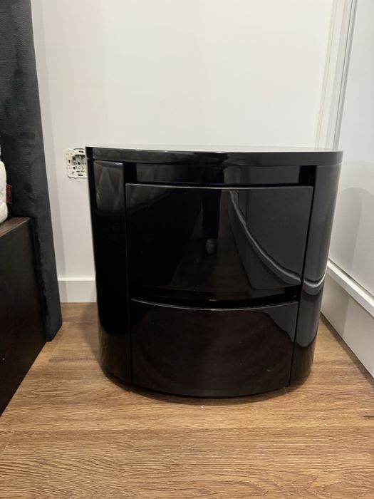 Duas cabeceiras de mesa pretas