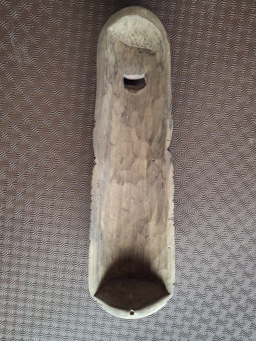 Máscara africana em madeira pintada