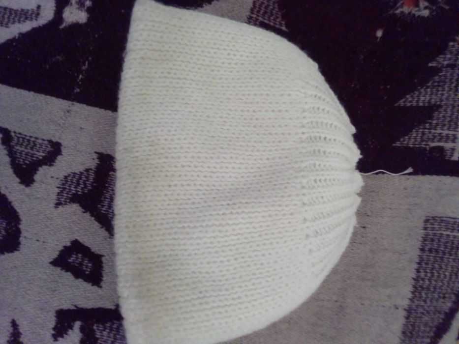 Зимова двойна захисна біла жіноча шапка з шарфиком в'язана