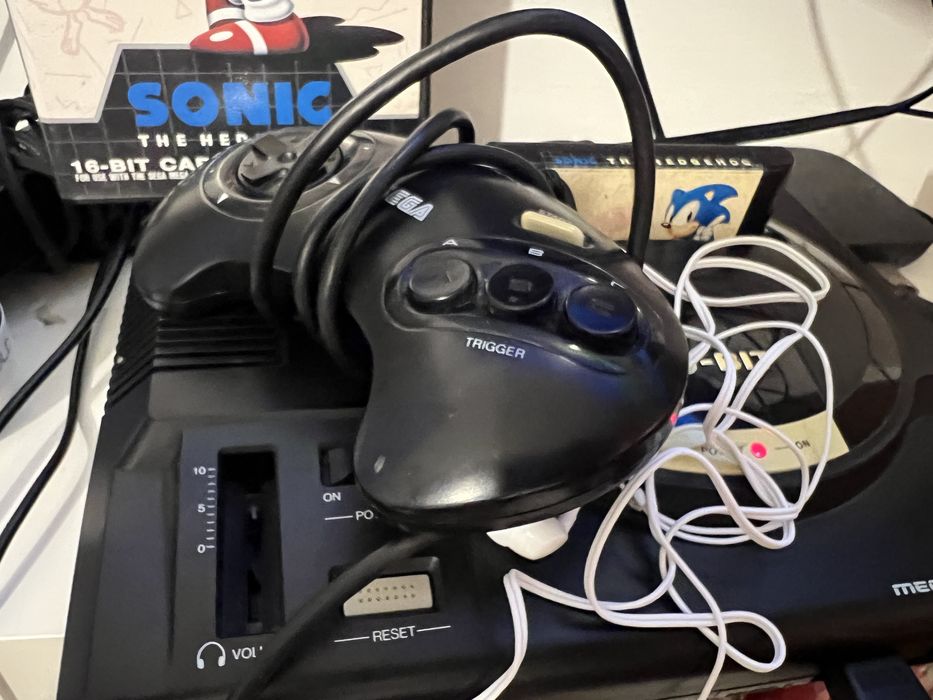 Console Sega Mega Drive + 1 Controle + Jogo Sonic The Hedgehog + Cabo TV (+ Brinde)