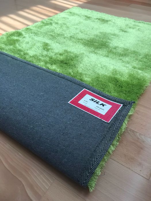 Conjunto de dois tapetes verdes de pelo comprido