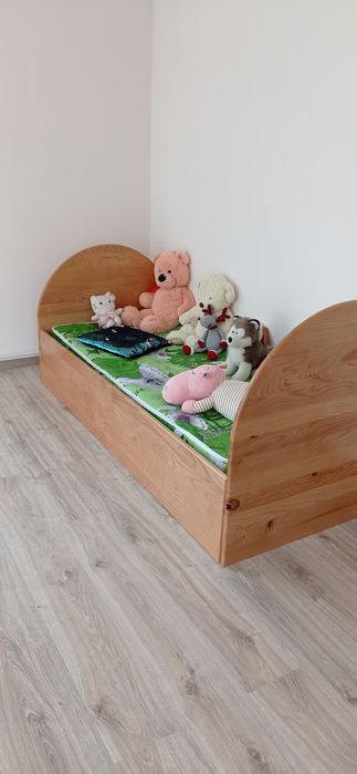 Продам дубове дитяче ліжечко.