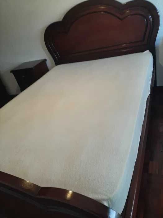 Cama em madeira com colchão