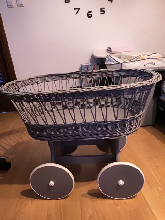 Wiklinowy kosz mojżesza na kołach