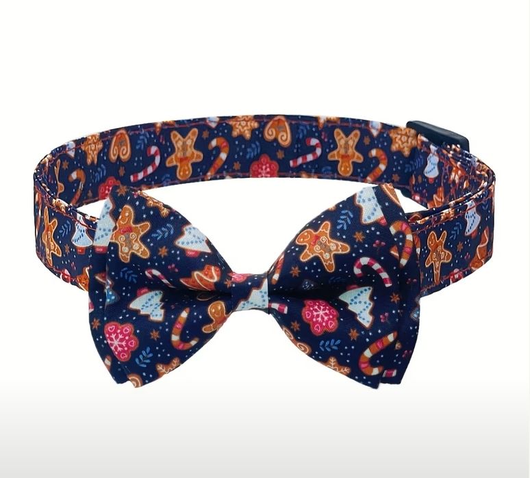 Świąteczna obroża dla psa z kokardą muchą w pierniczki L