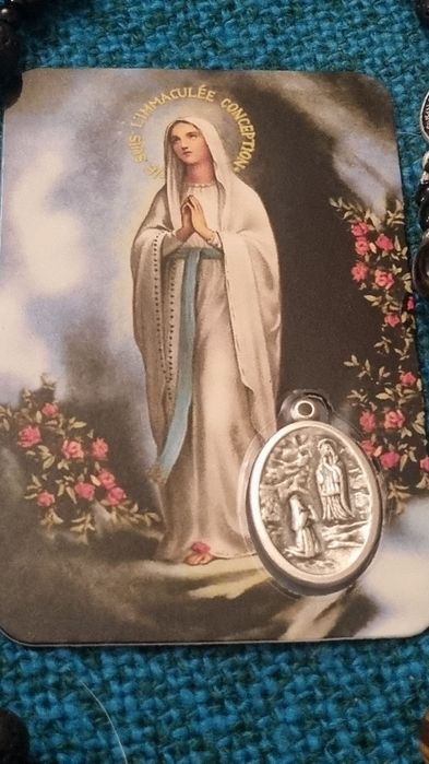 Cudny Różaniec+karta z Dziewicą i z medalikiem.Z jednej strony na karc