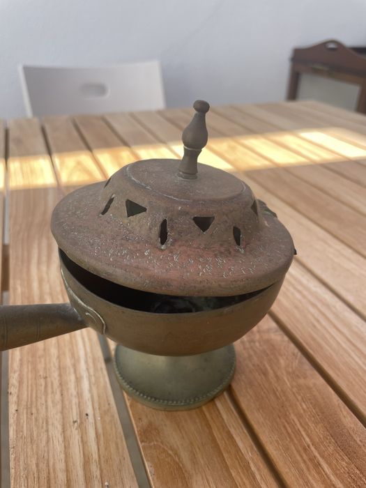 Incenseiro em latão com cabo em madeira