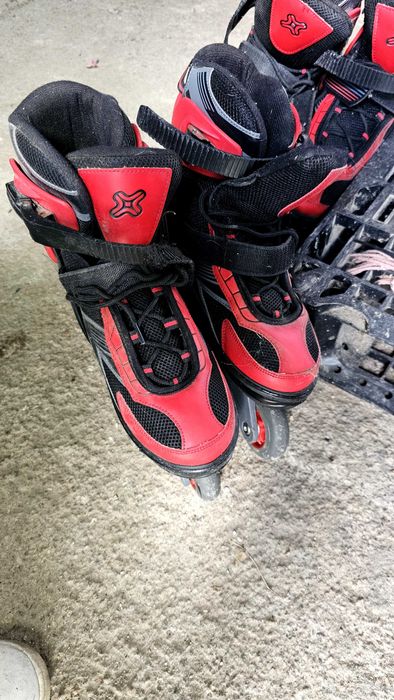 Vendo 2 pares de patins em linha.