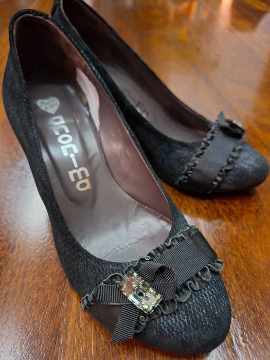 Sapatos de tacão alto em pele azul jeans e brilhante