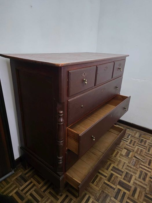 Comoda em pinho com cerca de 200 anos.