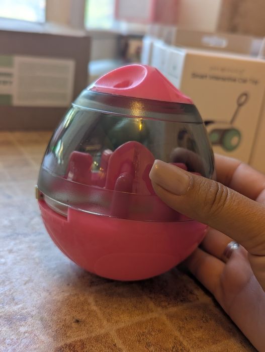 Іграшка годівниця яйце для собак та котів