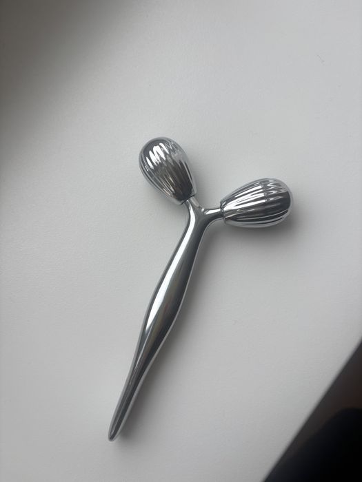 Ролер масажер для обличчя від Payot