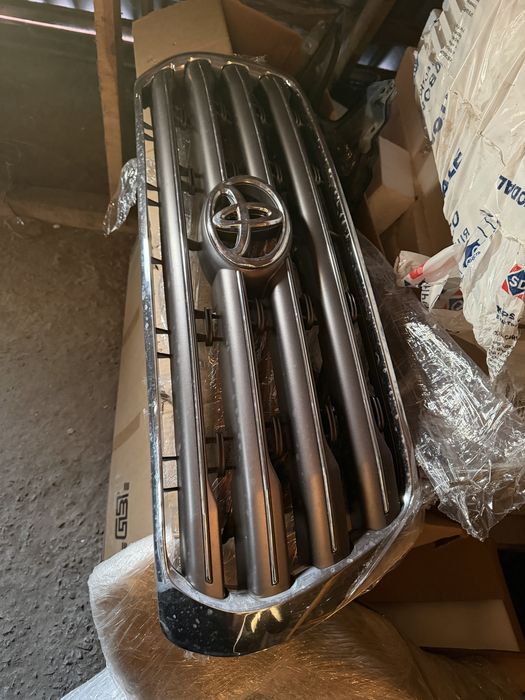 Продам решітку радіатора Toyota LC 200