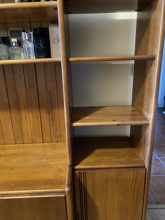 Armário com portas madeira de boa qualidade