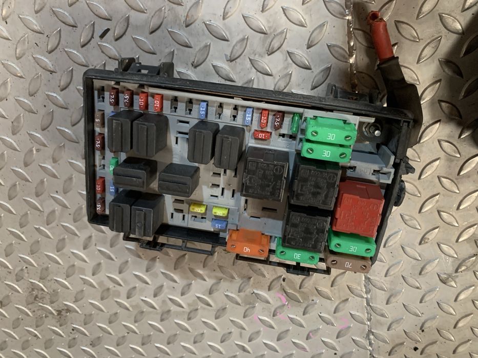Caixa de fusiveis opel corsa D