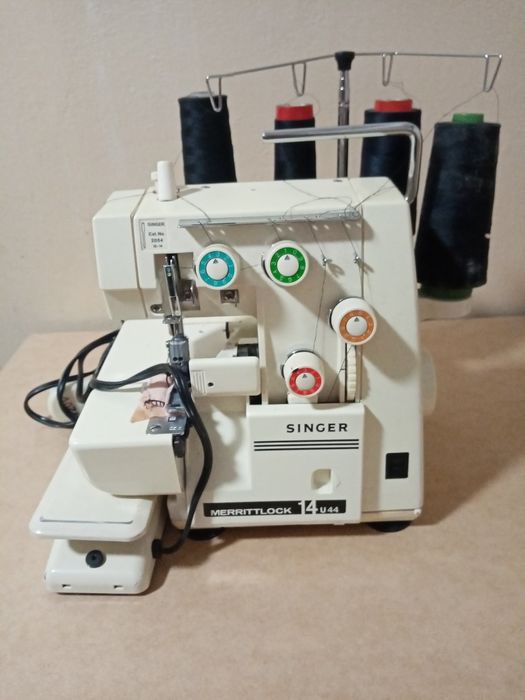 Rezerwacja   Używana Maszyna Singer overlook 14v44 wersja amerykańska